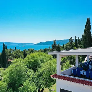 apartments-medena-budget.hotels-in-trogir.com/